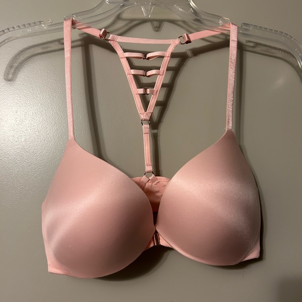Like-new Victoria’s Secret push up bra 32D front clasp